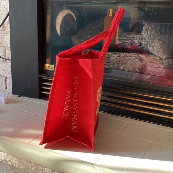 Buckingham Palace, a royal Christmas red and gold jute tote bag NWT - Picture 2 of 9